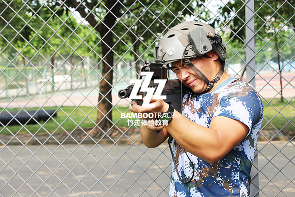 真人版吃雞，CS