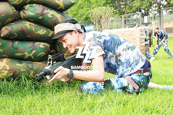 真人版吃雞，CS