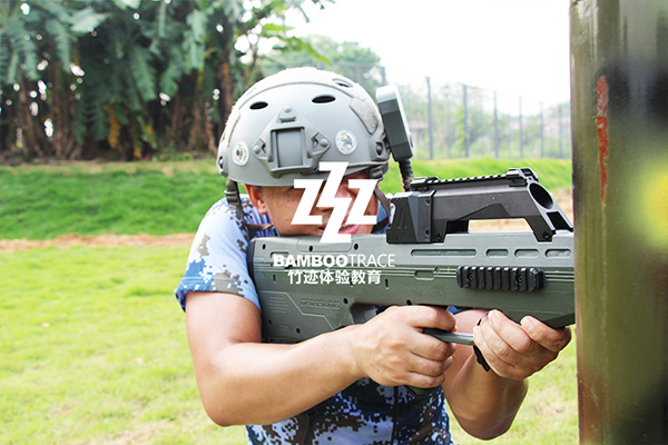 真人版吃雞，CS