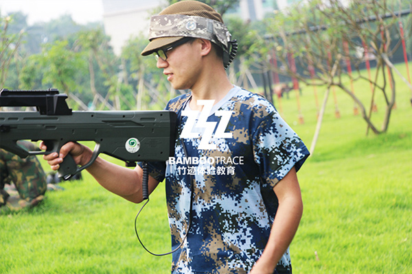 真人版吃雞，CS